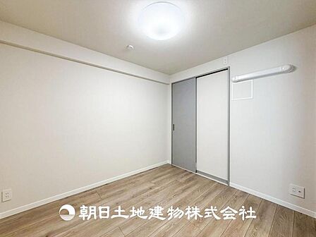 【居室】爽やかな空間演出とセンス良く纏められた室内は良質な寛ぎ空間。そこで暮らす大切な人達のことを考え造りこんだ空間は日々の生活に安らぎを与えてくれます。