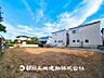 外観：【現地写真】 低層一戸建てを中心とした街並みが整然と続き周辺は高い建物がないので、採光や開放性に恵まれ、空が広く閑静な環境です。