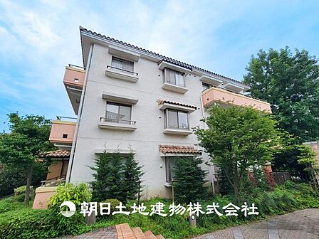 【現地写真】 低層一戸建てを中心とした街並みが整然と続き周辺は高い建物がないので、採光や開放性に恵まれ、空が広く閑静な環境です。