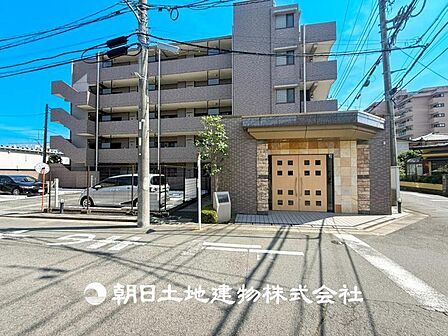 【外観写真】当たり前の日常に、この開放感ある眺望と共に閑静な住宅街の季節感を演出する四季折々の変化を楽しめる心地よい場所となります。