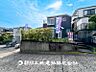 外観：【現地写真】当たり前の日常に、この開放感ある眺望と共に閑静な住宅街の季節感を演出する四季折々の変化を楽しめる心地よい場所となります。