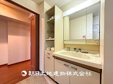 【洗面化粧台】広々とした洗面化粧台はたっぷり収納もさる事ながら、身だしなみチェックや歯磨きなど、朝の慌ただしい時間でも心に余裕とゆとりを作ってくれます。
