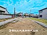 外観：【現地写真】 低層一戸建てを中心とした街並みが整然と続き周辺は高い建物がないので、採光や開放性に恵まれ、空が広く閑静な環境です。