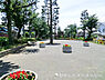 周辺：【三ツ境公園】360ｍ　落ち着いた住宅街に位置する公園で、春には桜や花壇の豊かな花々を見られます。ブランコ・すべり台・砂場がある遊具スペースと、広場スペースがございます。
