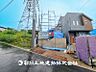 外観：【現地写真】 低層一戸建てを中心とした街並みが整然と続き周辺は高い建物がないので、採光や開放性に恵まれ、空が広く閑静な環境です。