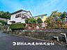 外観：【現地写真】 低層一戸建てを中心とした街並みが整然と続き周辺は高い建物がないので、採光や開放性に恵まれ、空が広く閑静な環境です。