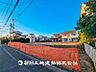 外観：【前面道路】 車の出入りもスムーズな形状です。 