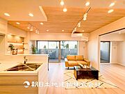 【リビング】開放的で明るい空間が広がるLDK。リビングには暖かな太陽が降り注ぎ、爽やかな住空間です。お友達を呼んでお茶をしたり、一緒に料理を楽しみながら楽しい時間を。