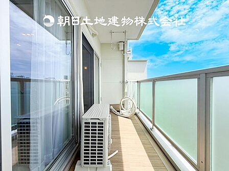 【バルコニー】日々の暮らしの中で当たり前のように光と風を演出してくれるバルコニー、開放的な空間を独占して癒されてください
