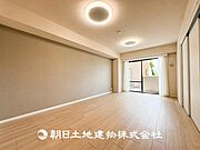 【リビング】開放的で明るい空間が広がるLDK。リビングには暖かな太陽が降り注ぎ、爽やかな住空間です。お友達を呼んでお茶をしたり、一緒に料理を楽しみながら楽しい時間を。