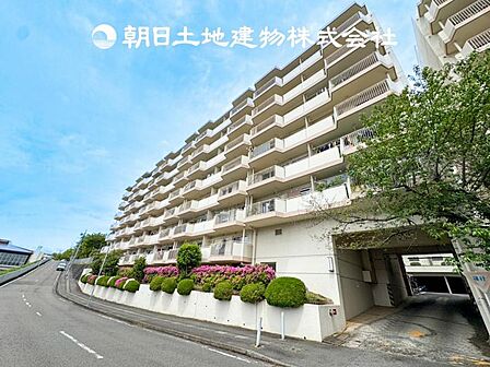 【外観写真】表現された空間はたくさんの光を浴び、風を感じ、暮らしの時間を豊かにしてくれます。デザインされた空間と競い合うかのような充実した建物と共に大切な家族の思い出を刻んでいきます。