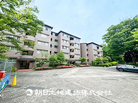 【外観写真】直線的なフォルムと落ち着いた色合いが、都会的な雰囲気を演出しています。
