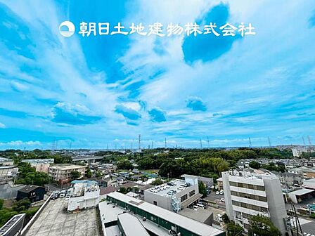 【眺望】部屋から眺める景色はお部屋のインテリアの一部です。開放感ある景色は季節や天候によって変化する素敵な絵画ですね！