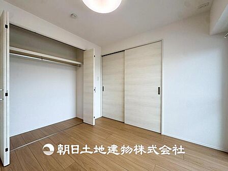 【洋室】一人時間を快適にすごせるように、落ち着いて過ごせる癒しと寛ぎの空間が欲しい。そんな願いを叶えました。