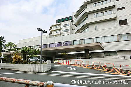 【横浜市立市民病院】920m 専門医が多数在籍しており、横浜トップクラスの高度な医療を受けられます。設備や人材が充実しており、いざというときに安心の存在です。