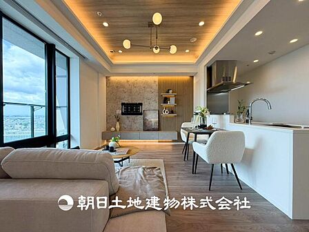 【リビング】開放的で明るい空間が広がるLDK。リビングには潤沢な太陽が降り注ぎ、爽やかな住空間を演出できます