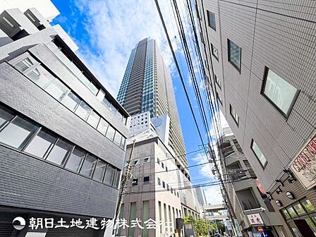 【外観・立地】時代の流行ではなく拘りを貫く。シックなカラートーンで街並みに溶け込む外観は、絶妙なバランスで輝きを放ちます