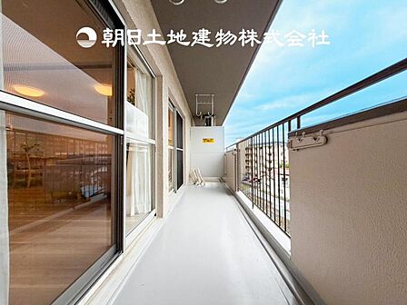 【バルコニー】太陽に愛された家。陽当り・通風に優れた魅力的で快適さを追求したプライベート空間です。
