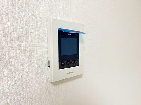 【モニター付インターホン】お子様のお留守番にも安心なTVモニタ付インタホン。来客者を確認できる上に留守中の録画もできます
