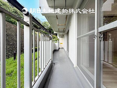 【バルコニー】太陽に愛された家。陽当り・通風に優れた魅力的で快適さを追求したプライベート空間です。