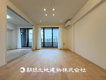 【リビング】開放的で明るい空間が広がるLDK。リビングには潤沢な太陽が降り注ぎ、爽やかな住空間を演出できます