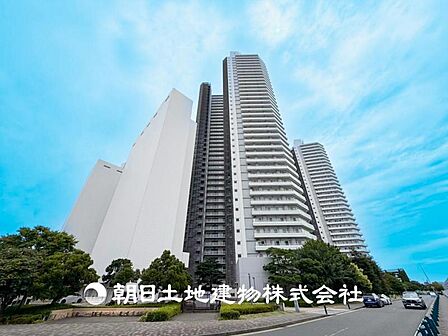 【外観写真】家族の色を映し出す洗練された邸宅は、ずっと輝き続けながらいつしか街の風景に溶け込んでいきます。
