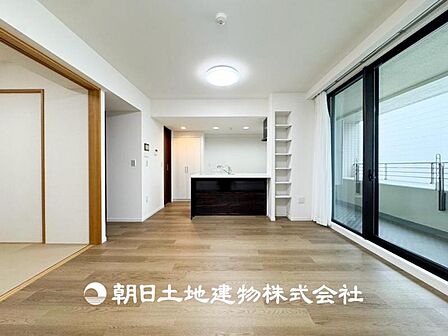 【リビング】リビングにはみんなが集い食事や楽しい会話でついつい時を忘れてしまう。そんな束の間の幸せを感じさせてくれる場所