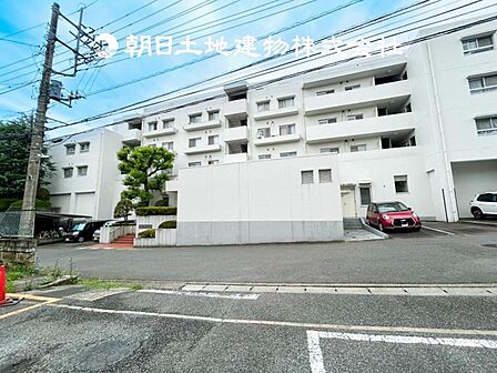 【駐車場】表現された空間はたくさんの光を浴び、風を感じ、暮らしを豊かにしてくれます。家族の思い出を刻んでいきます。