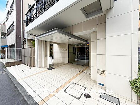【エントランス】時間のゆとりと空間、爽やかな陽光がもたらす光と風を贅沢なまでに感じる暮らしがここに始まります。