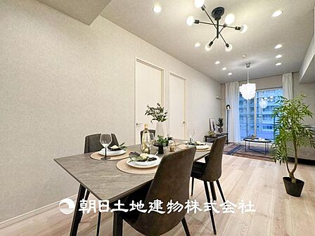 【リビング】リビングにはみんなが集い食事や楽しい会話でついつい時を忘れてしまう。そんな束の間の幸せを感じさせてくれる場所