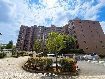【外観写真】家族の色を映し出す洗練された邸宅は、ずっと輝き続けながらいつしか街の風景に溶け込んでいきます。