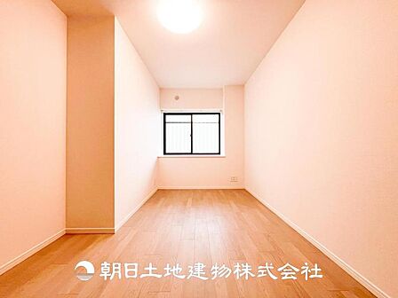 【居室】爽やかな空間演出とセンス良く纏められた室内は良質な寛ぎ空間。そこで暮らす大切な人達のことを考え造りこんだ空間は日々の生活に安らぎを与えてくれます。