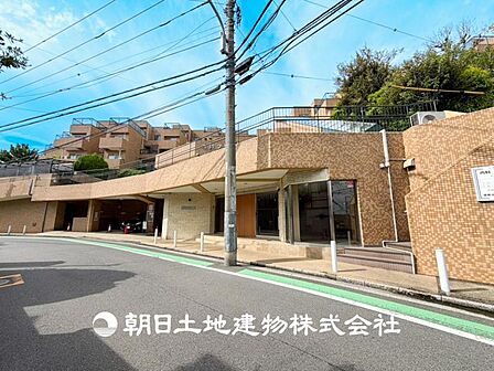 【外観・立地】家族の色を映し出す洗練された邸宅は、ずっと輝き続けながらいつしか街の風景に溶け込み人と共に歩んいきます。