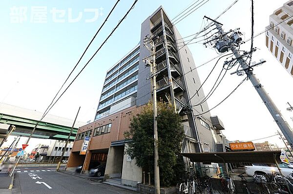 画像2:1、2Ｆ店舗の9階建てのマンション。