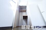 奥行きある収納スペースもあります。