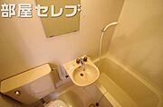 浴室内洗面台。他号室の写真です。
