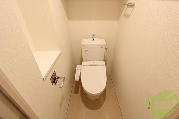 画像11:白を基調とした清潔感あふれるトイレです