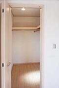 2階洋室にはウオークインクローゼット完備