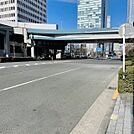 ビル前面道路