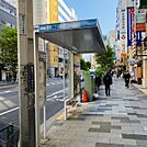 ビル前にバス停あり