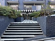 メインエントランスへ階段あります