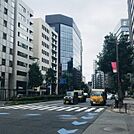 前面は新宿通り
