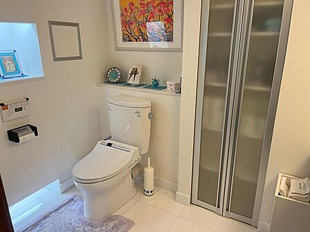 トイレには収納と手洗い場が併設されていて、ゆとりのあるデザインです。