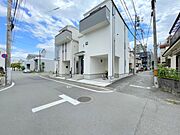 ベッドタウンの八王子駅まで徒歩14分。駅までは明るい道のりで安心の住環境建蔽率・容積率の高い土地