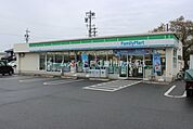 ファミリーマート小坂井店 425m