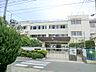 周辺：通学路は穏やかな住宅街の中の道なので、お子さんの通学も安心。