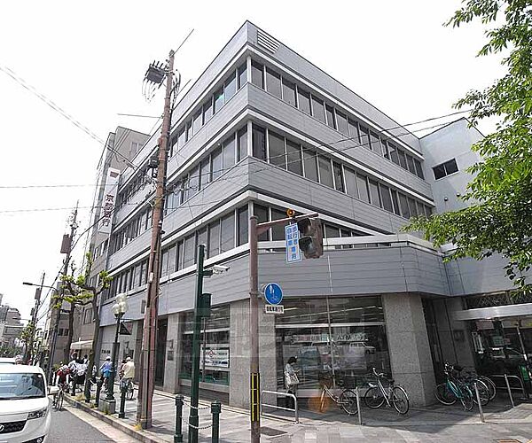 京都銀行 西陣支店まで820m 千本今出川交差点に面し、生活至便な場所です。