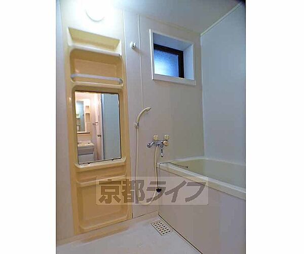 浴室：小窓付きの浴室です。