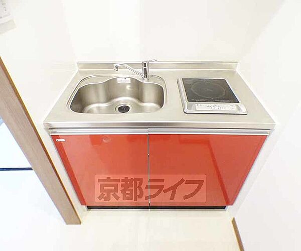 画像6:赤い色が可愛いシステムキッチンです。