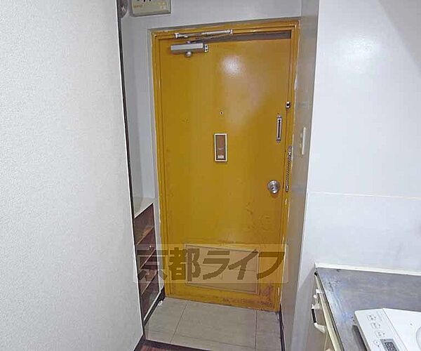 画像18:印象的な黄色の玄関扉です。